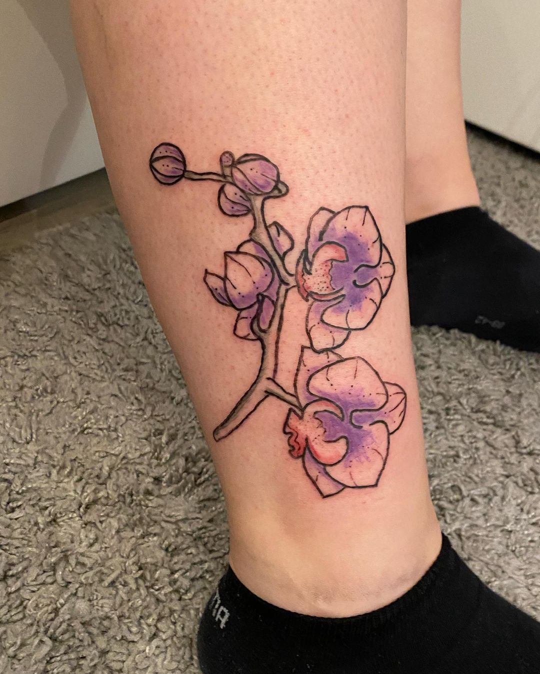 Tatuaje de Orquídea de Pierna Púrpura