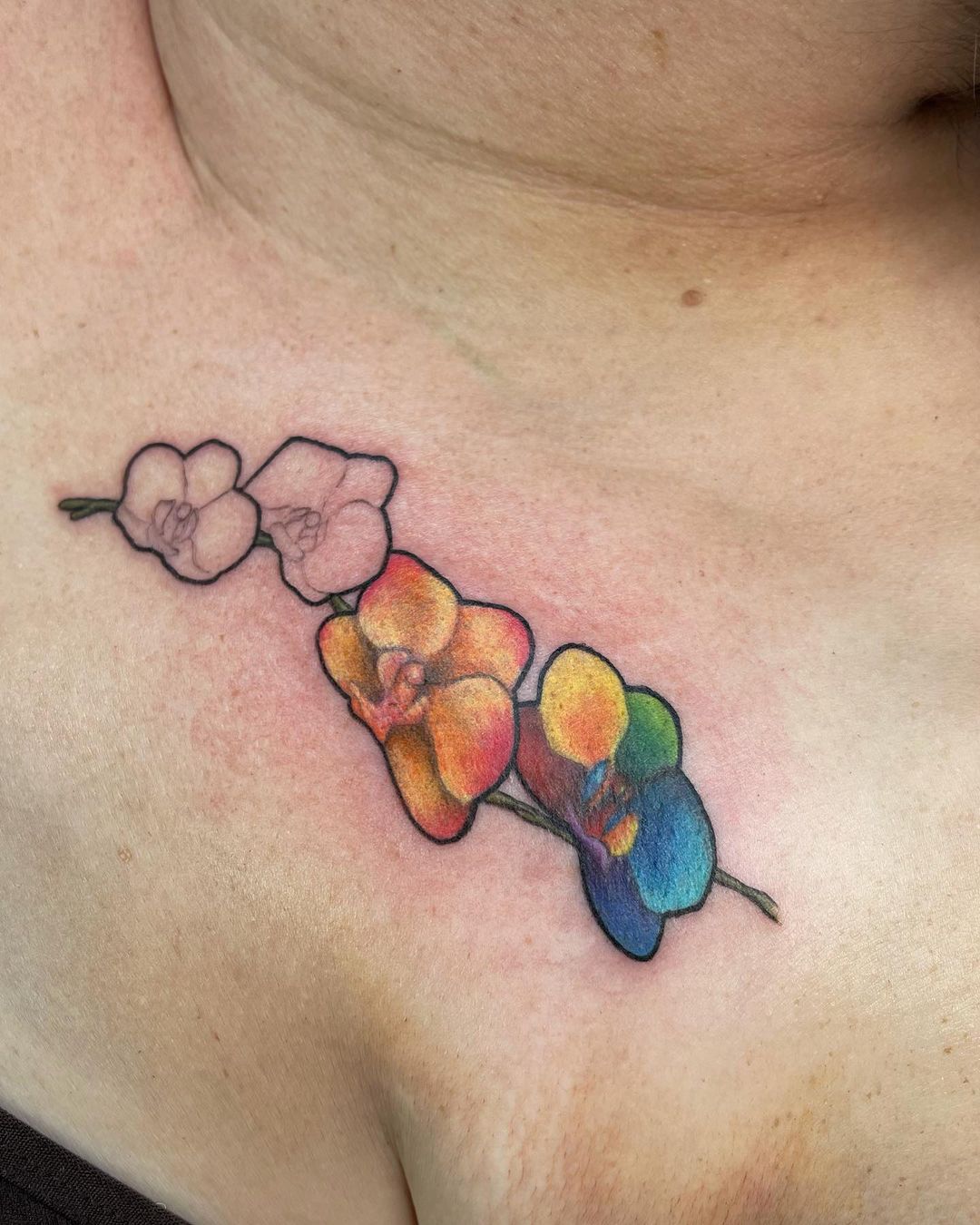 Tatuaje de orquídea en cofre colorido
