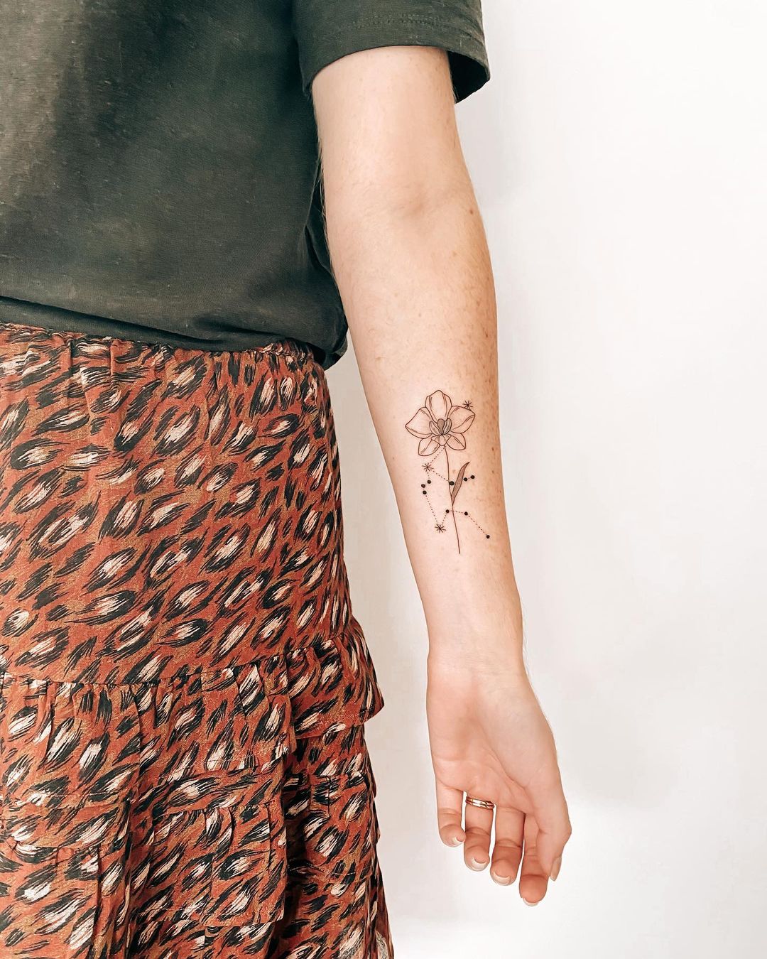 Tatuaje de Orquídea en el brazo con Tinta Negra.