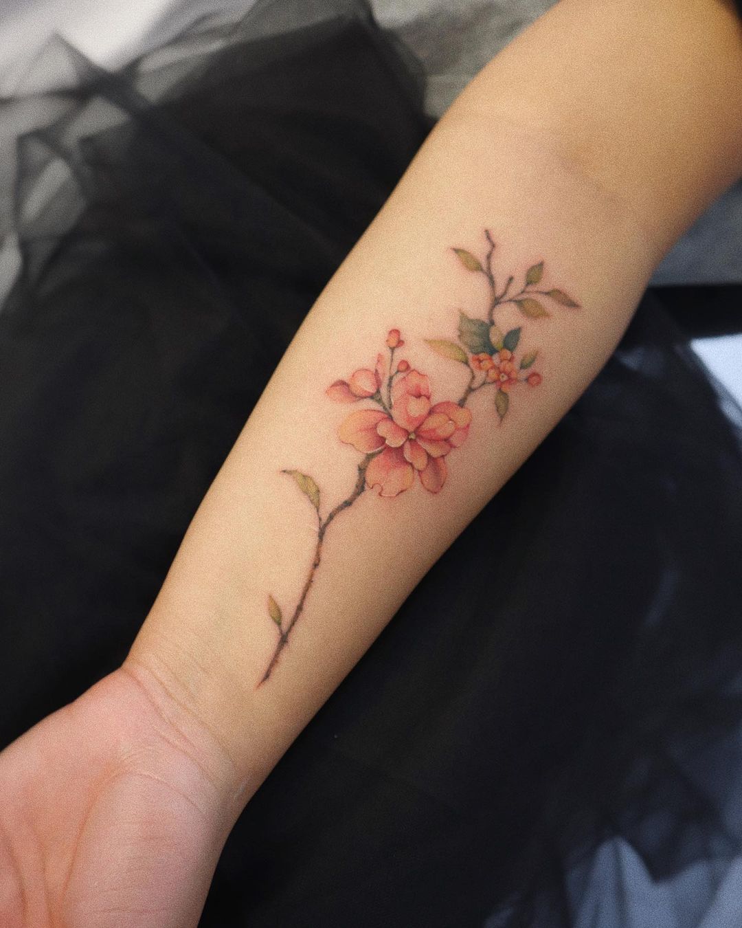 Tatuaje de orquídea para mujeres.