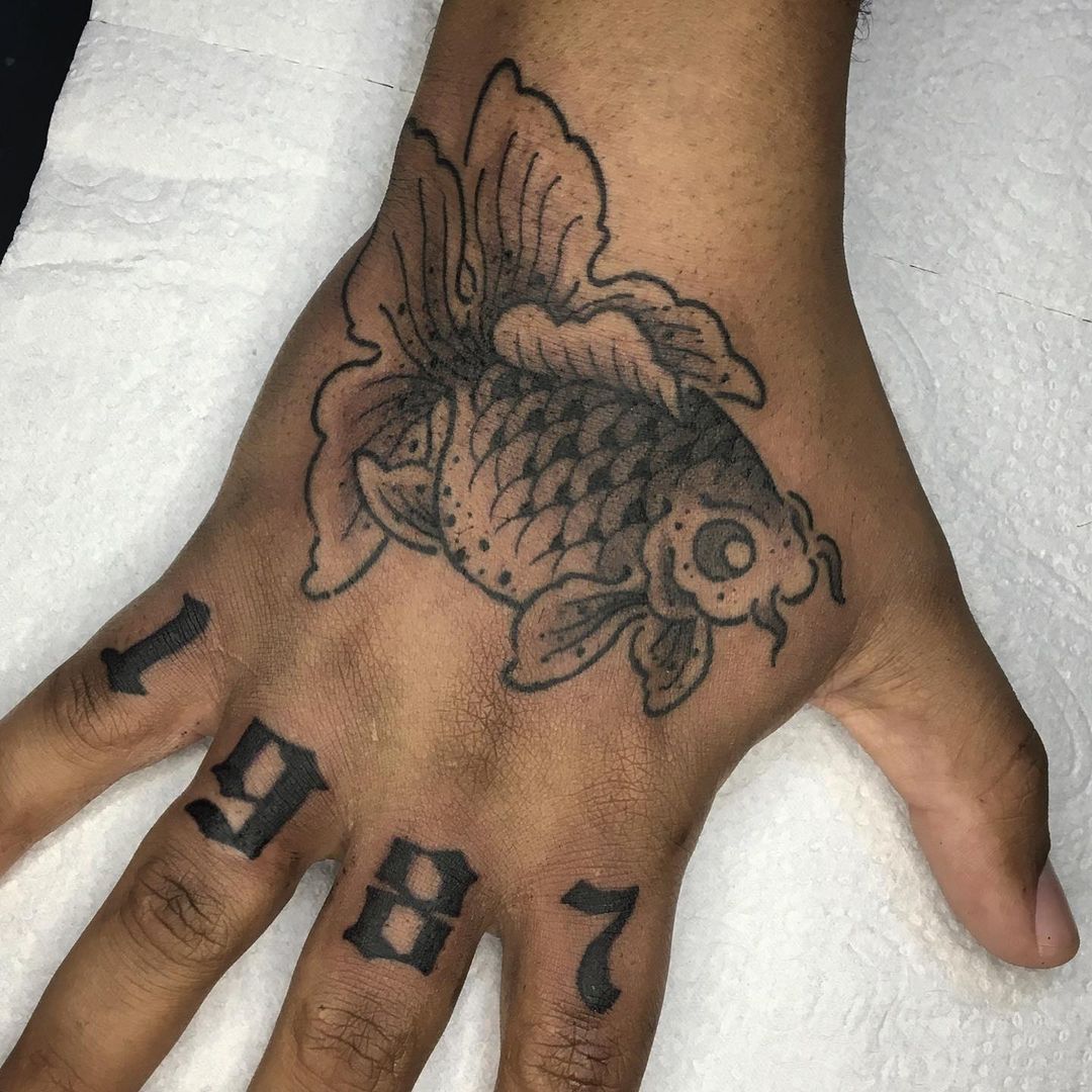 Tatuaje de pez en la mano