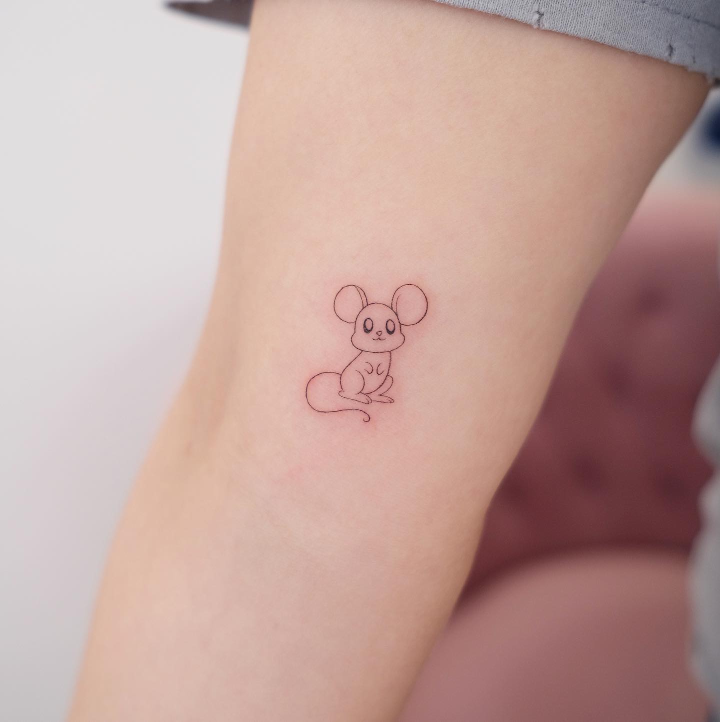 Tatuaje de ratón lindo para mujeres.