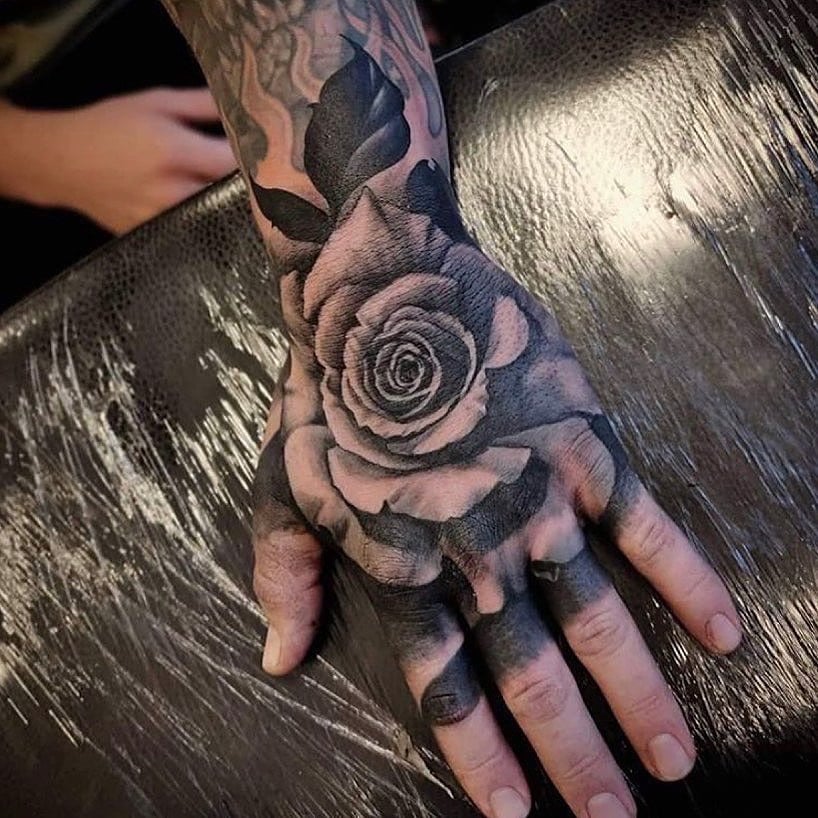 Tatuaje de rosa en la mano