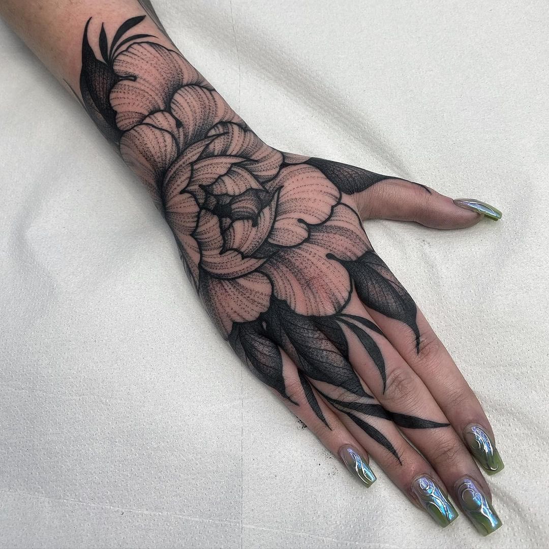 Tatuaje de rosa puntillismo en mano