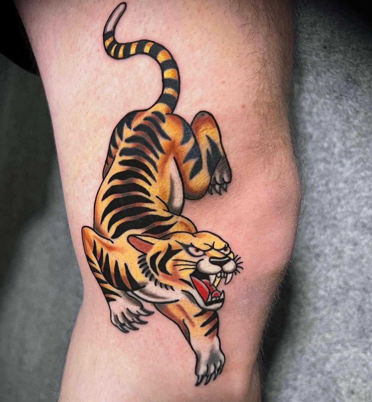 Tatuaje de tigre por encima de la rodilla