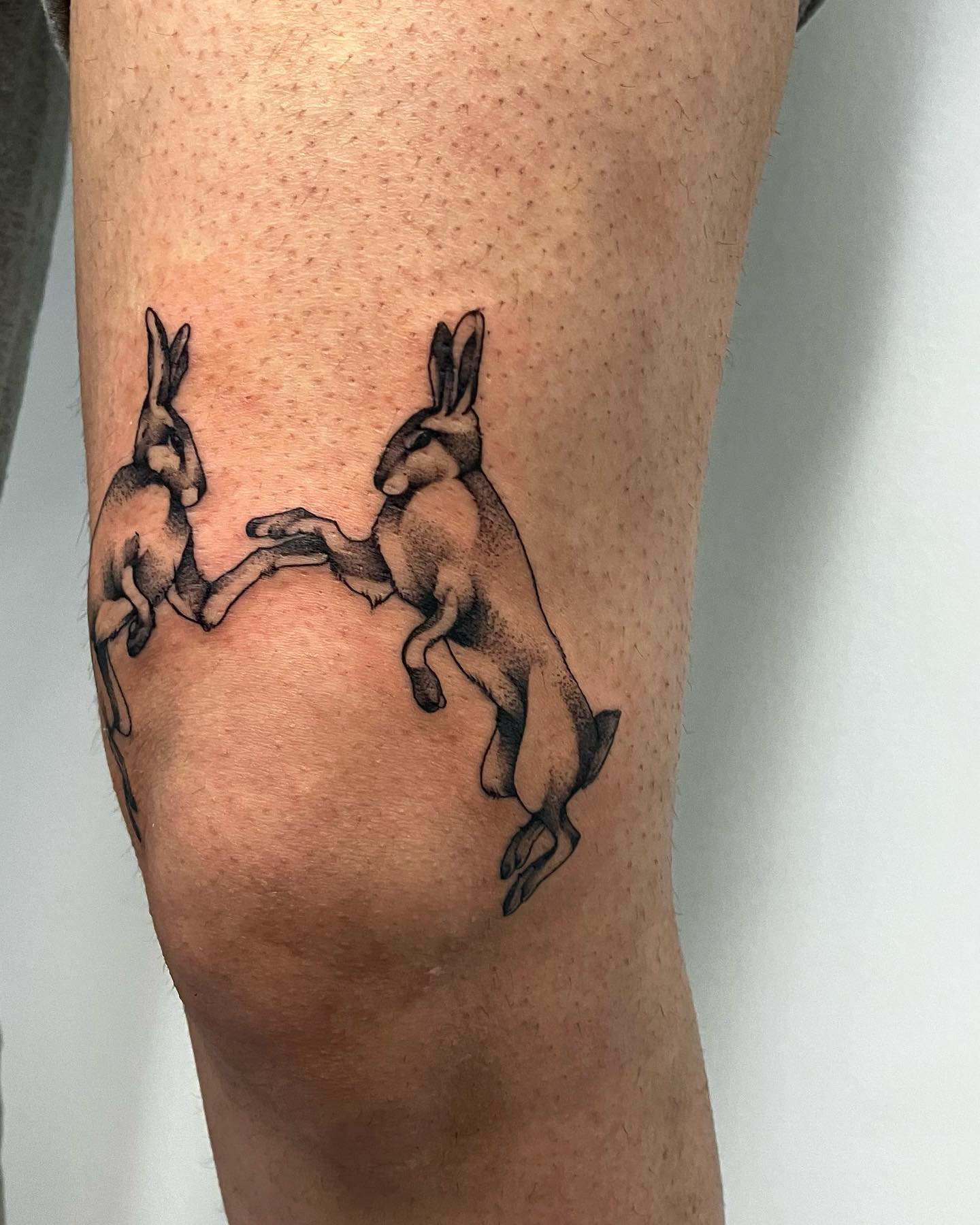 Tatuaje de un conejo por encima de la rodilla