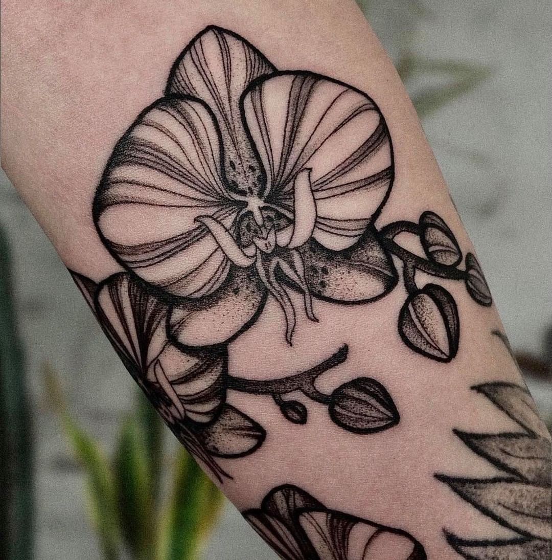 Tatuaje detallado de orquídea