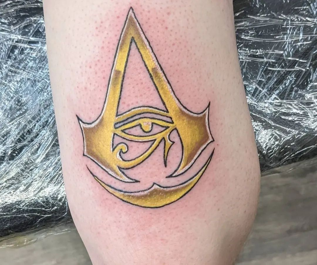 Tatuaje dorado por encima de la rodilla