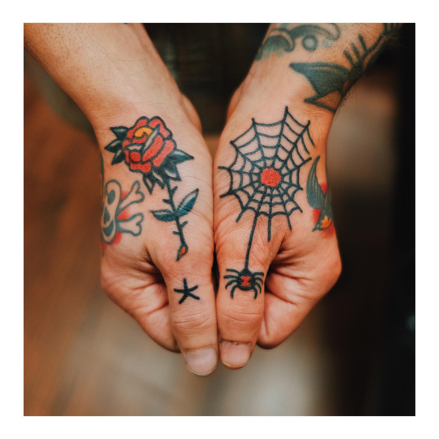 Tatuaje en la mano raro