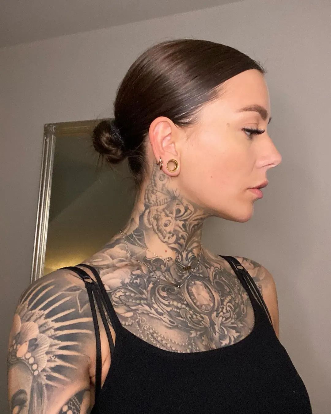 Tatuaje fresco en el cuello