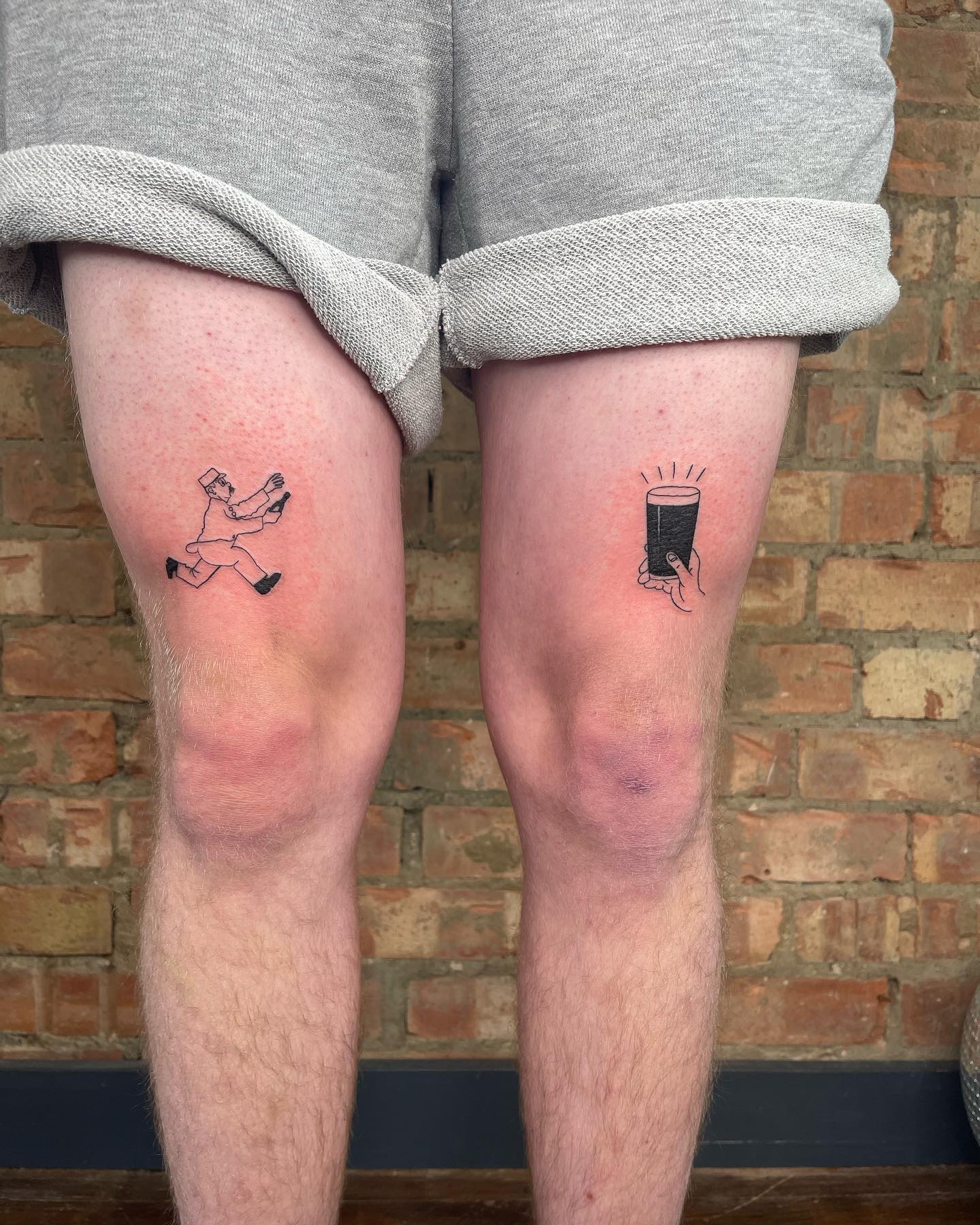 Tatuaje gracioso por encima de la rodilla