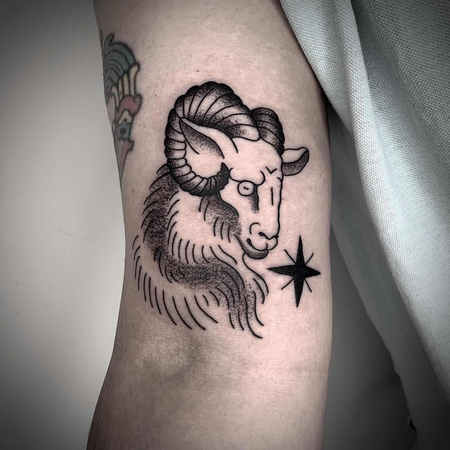 Tatuaje negro de un Aries.