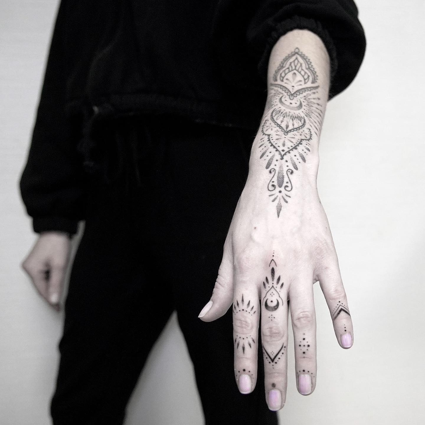 Tatuaje ornamental en la mano