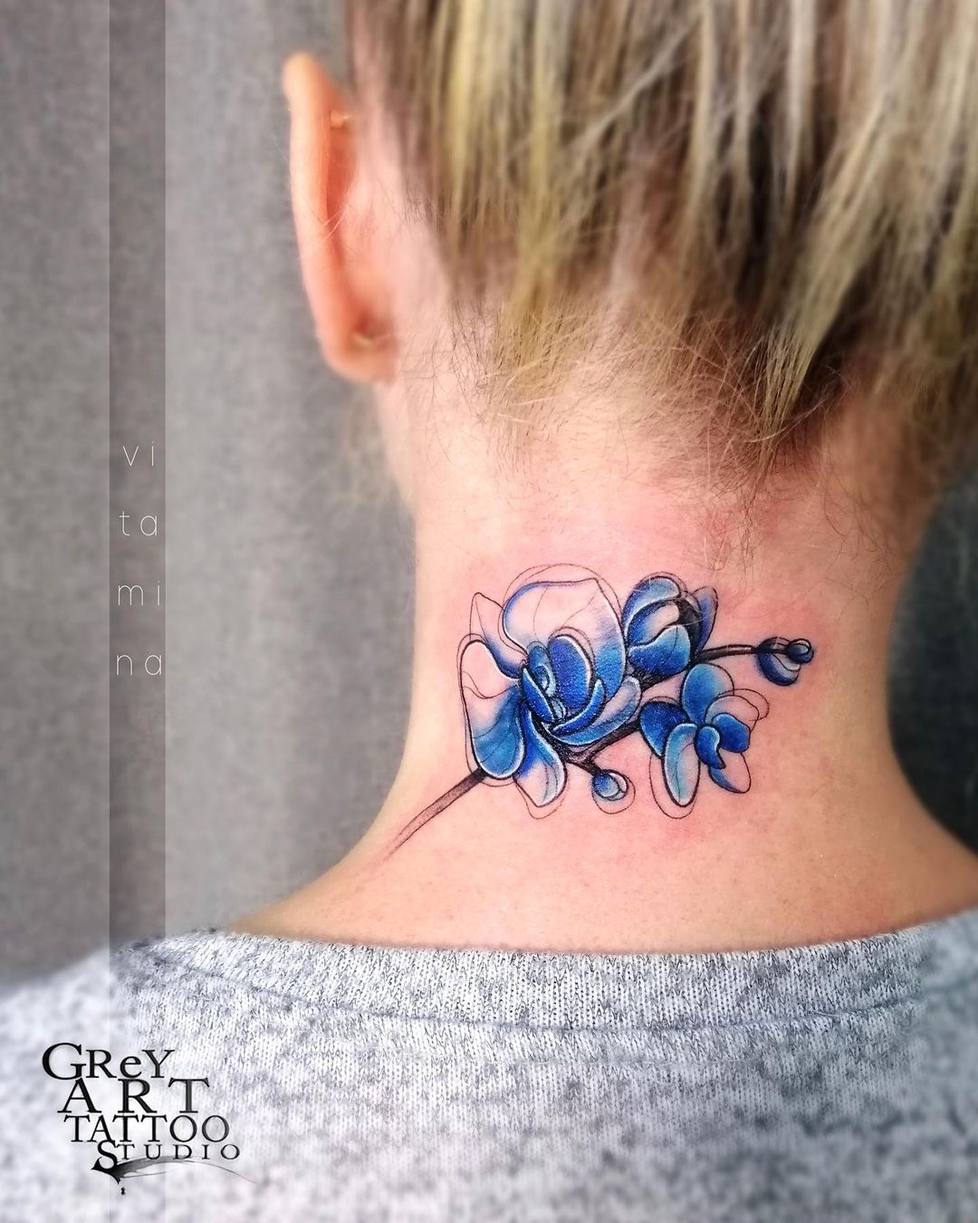 Tatuajes de Orquídeas con Cuello Azul Brillante