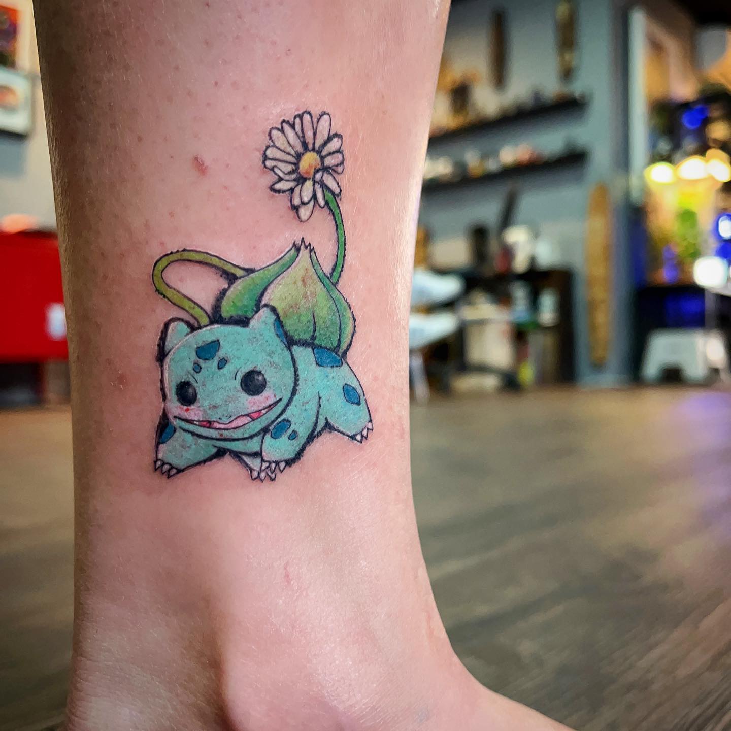 Tinta inspirada en un tatuaje de margarita de Pokemon.