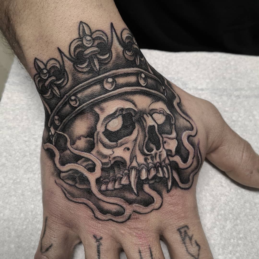 Un Tatuaje de una Calavera con Corona