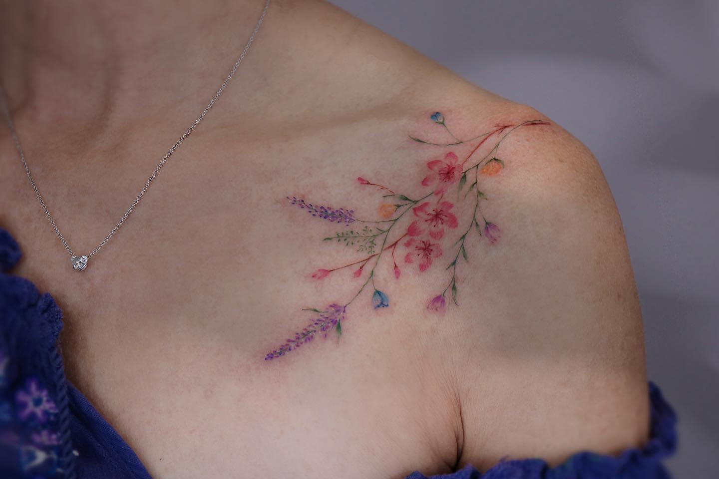 Clavícula Tatuaje de Flor de Cerezo