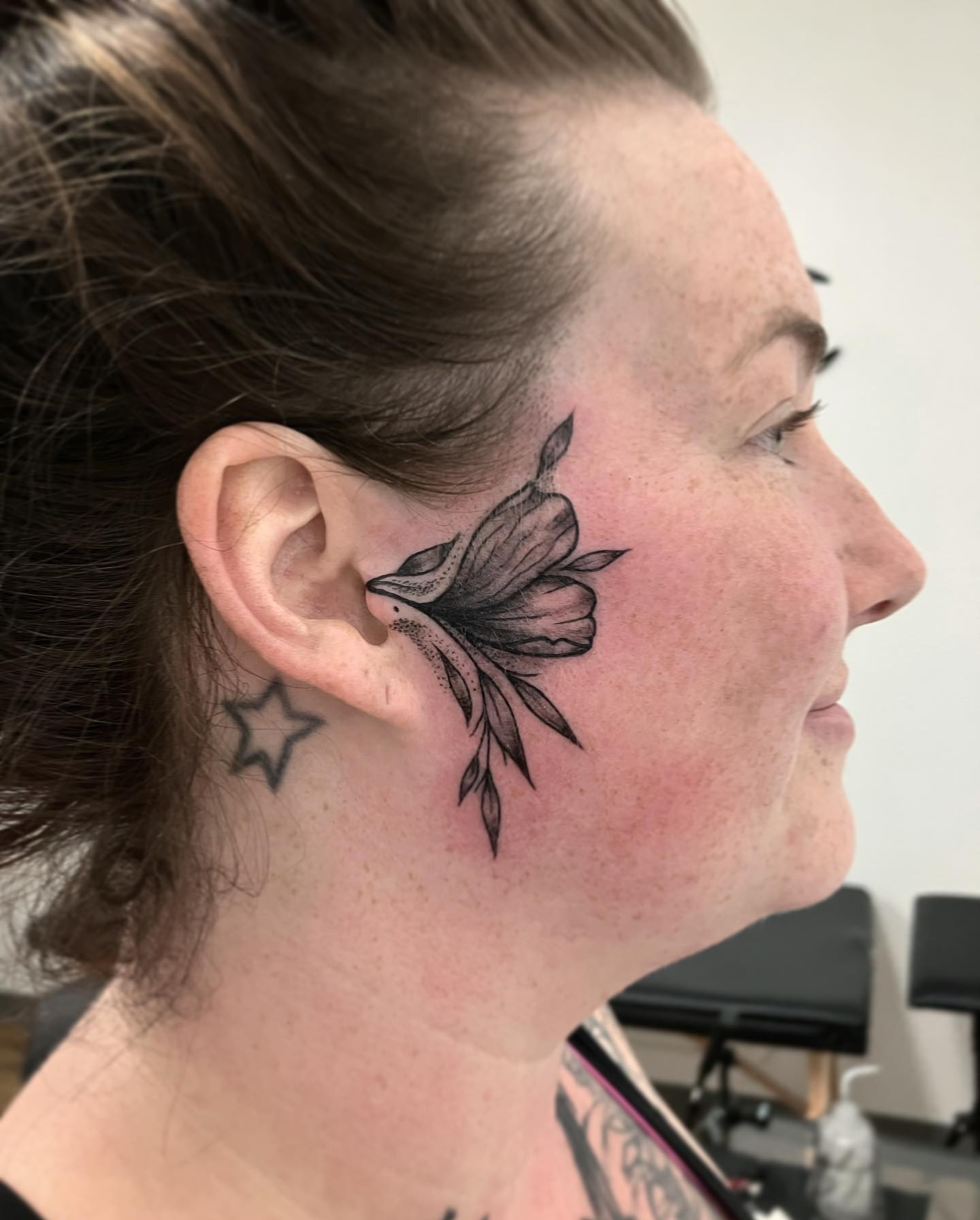Diseño de tatuaje de flor negra en la cara