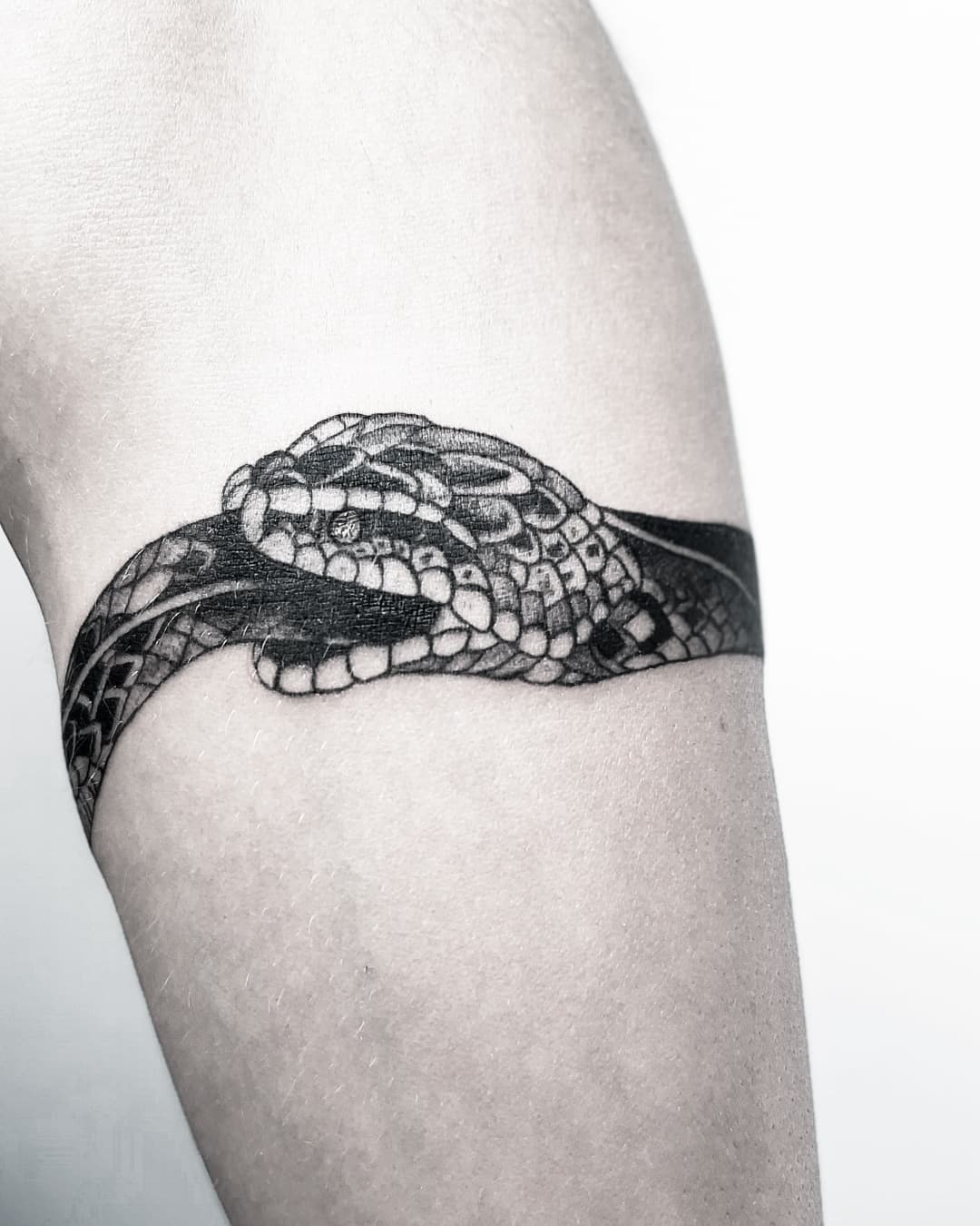 Diseño de tinta negra Tatuaje de Ouroboros