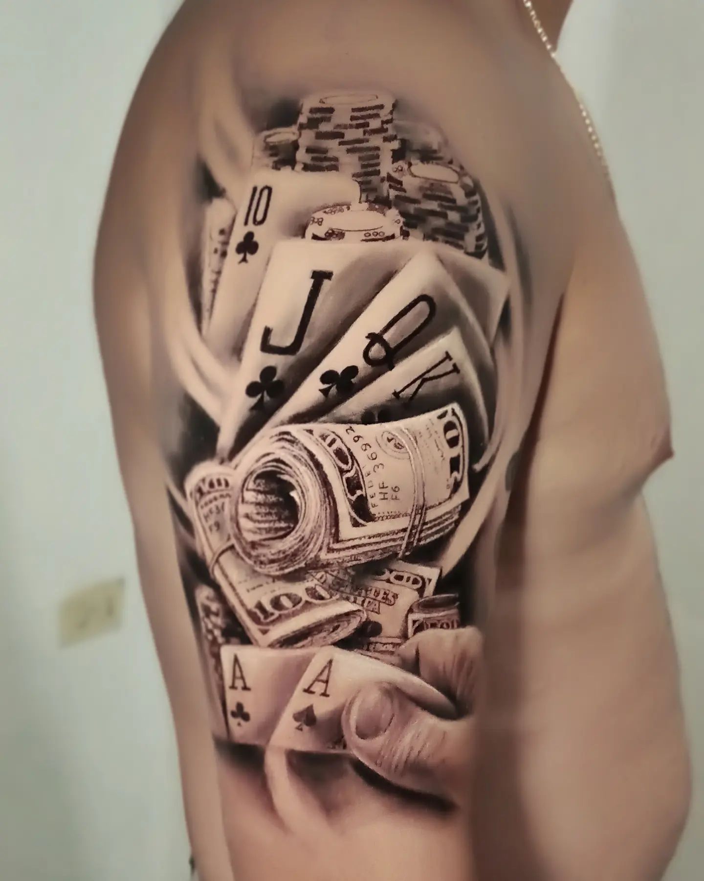 Gran tatuaje de dinero en el hombro
