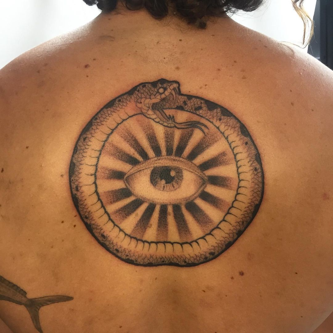 Gran tatuaje sobre la espalda Tatuaje de ouroboros
