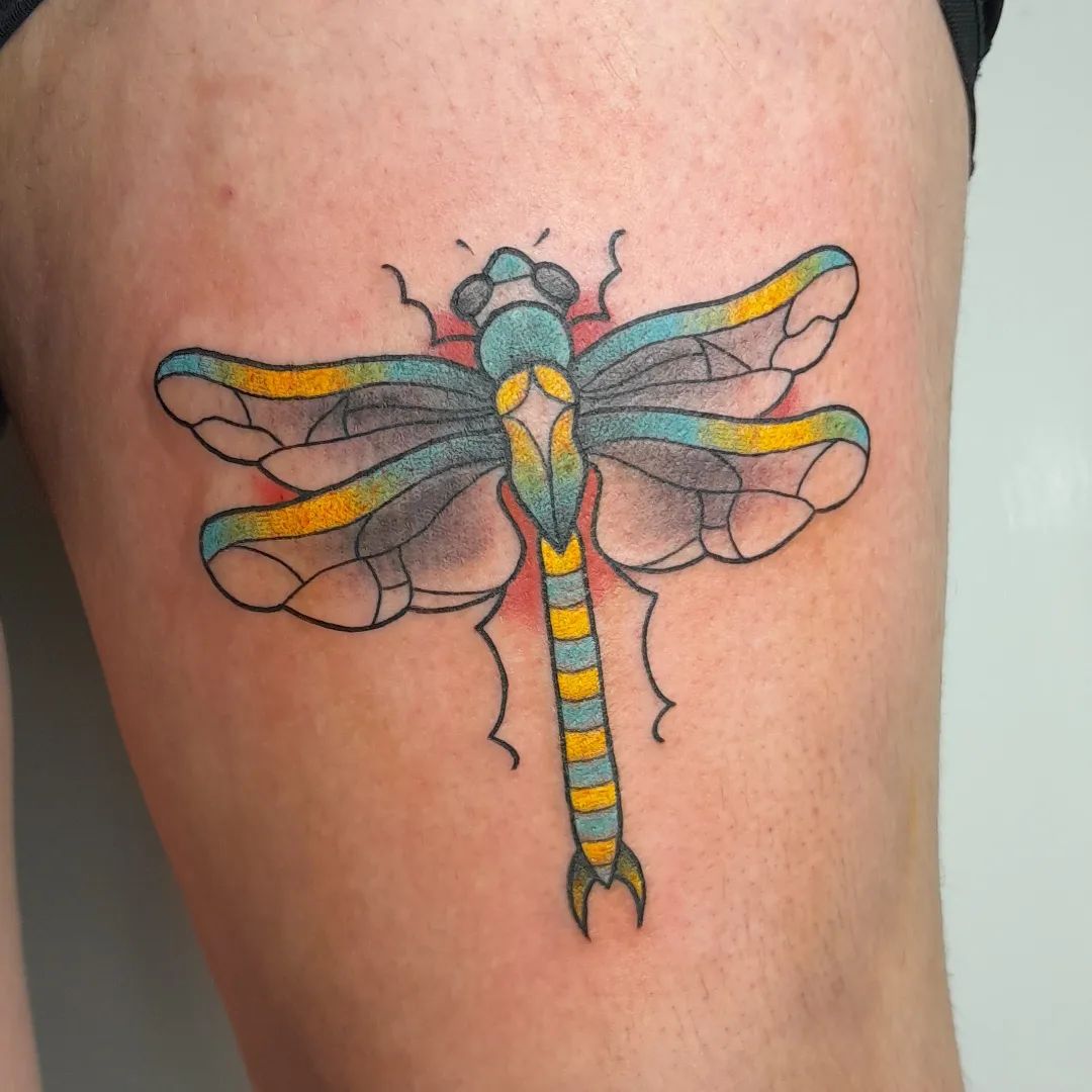 Idea de tatuaje de gran libélula.
