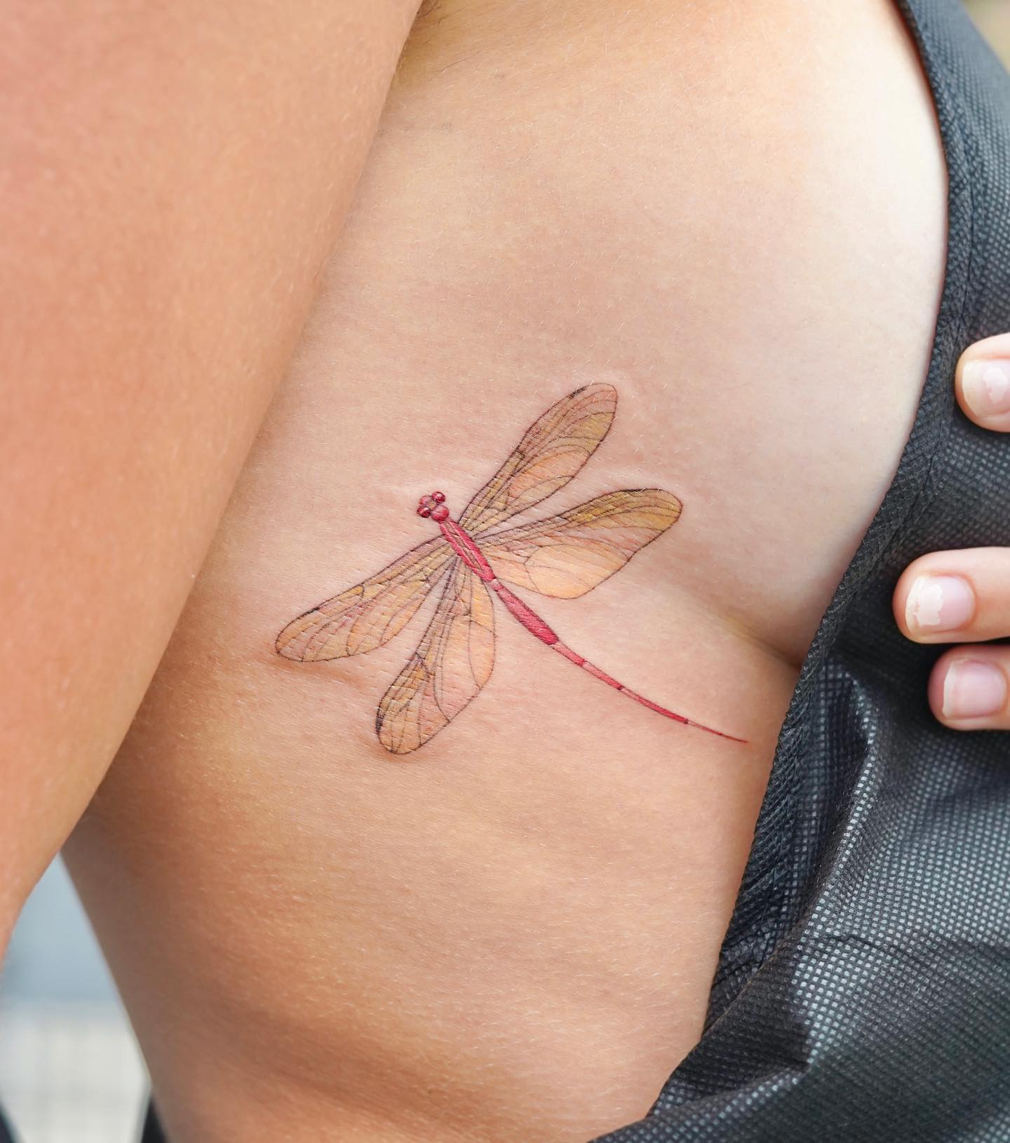 Lateral del pecho Tatuaje de libélula