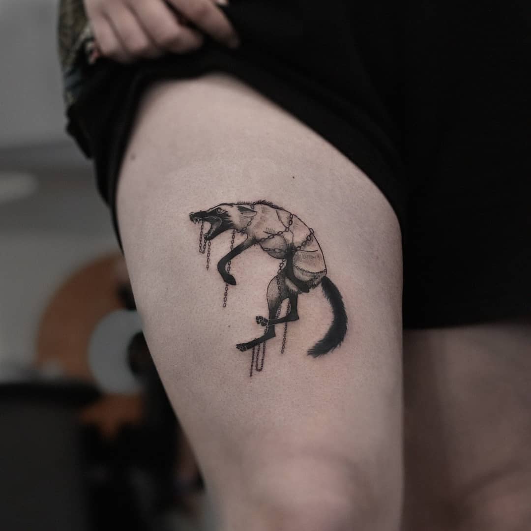 Pequeño tatuaje de Fenrir, el lobo capturado y negro.