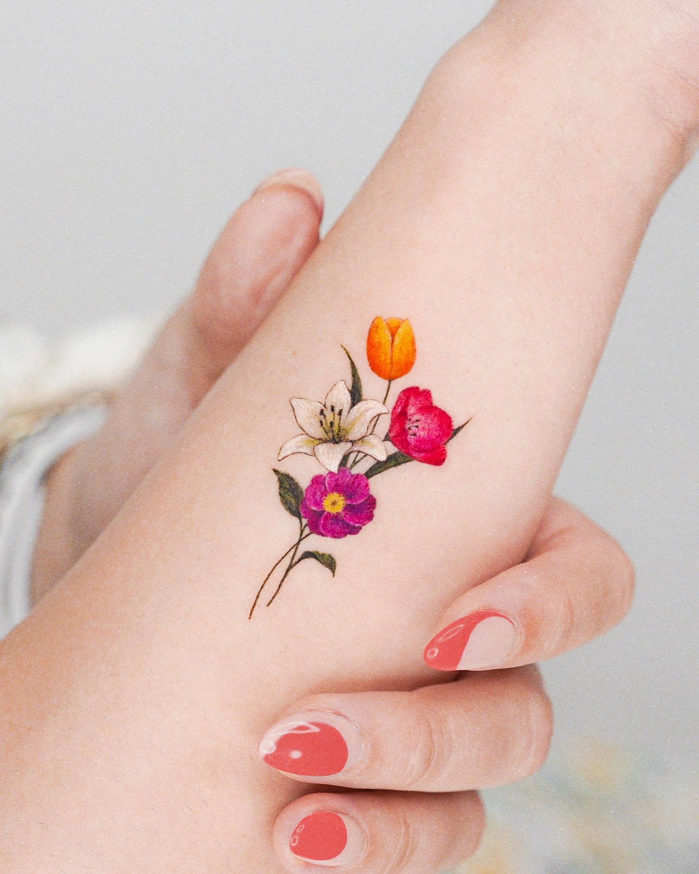 Tatuaje artístico de flor de cerezo