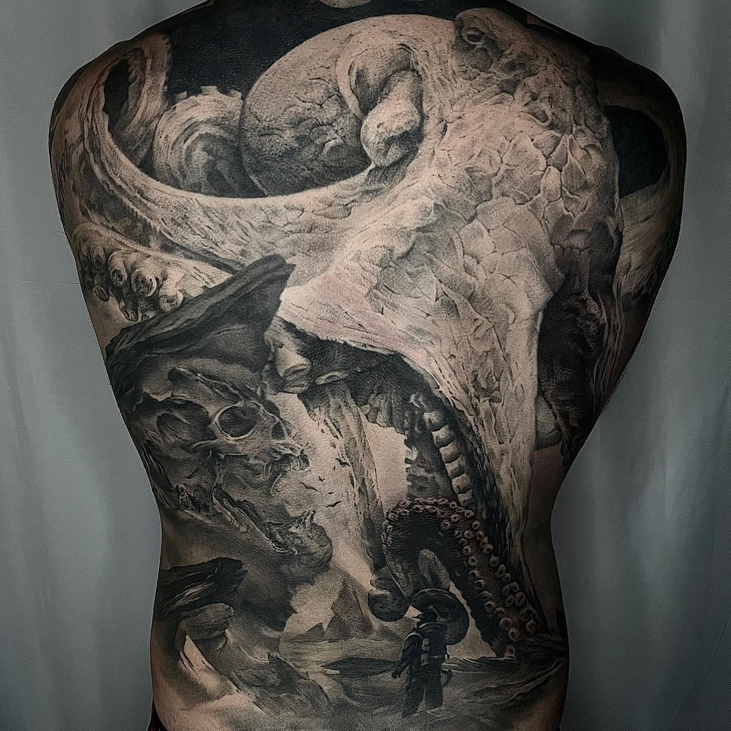 Tatuaje completo de pulpo en la espalda