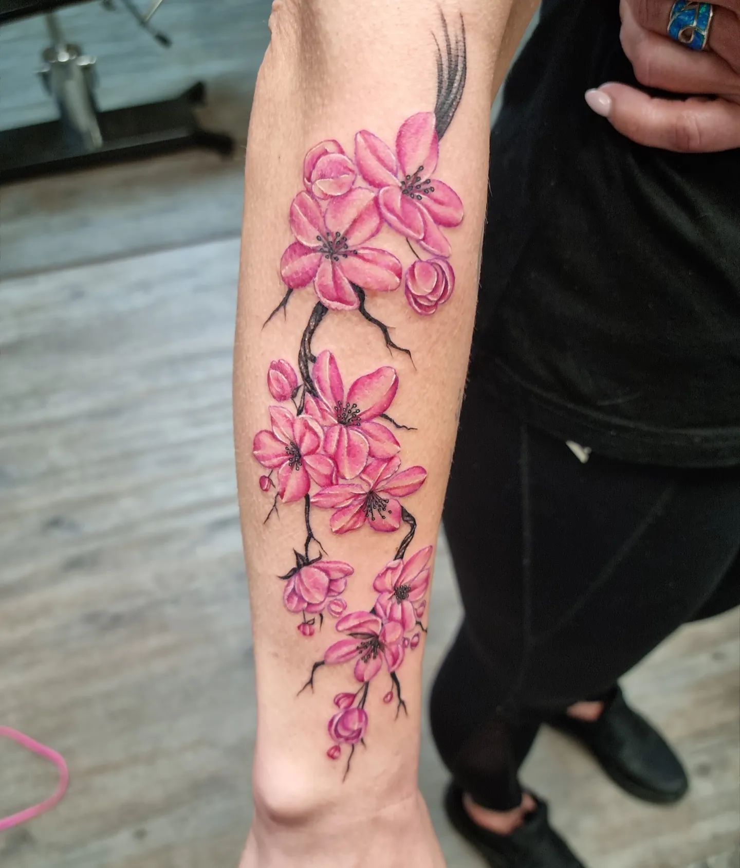 Tatuaje creativo de cerezo rosa en flor