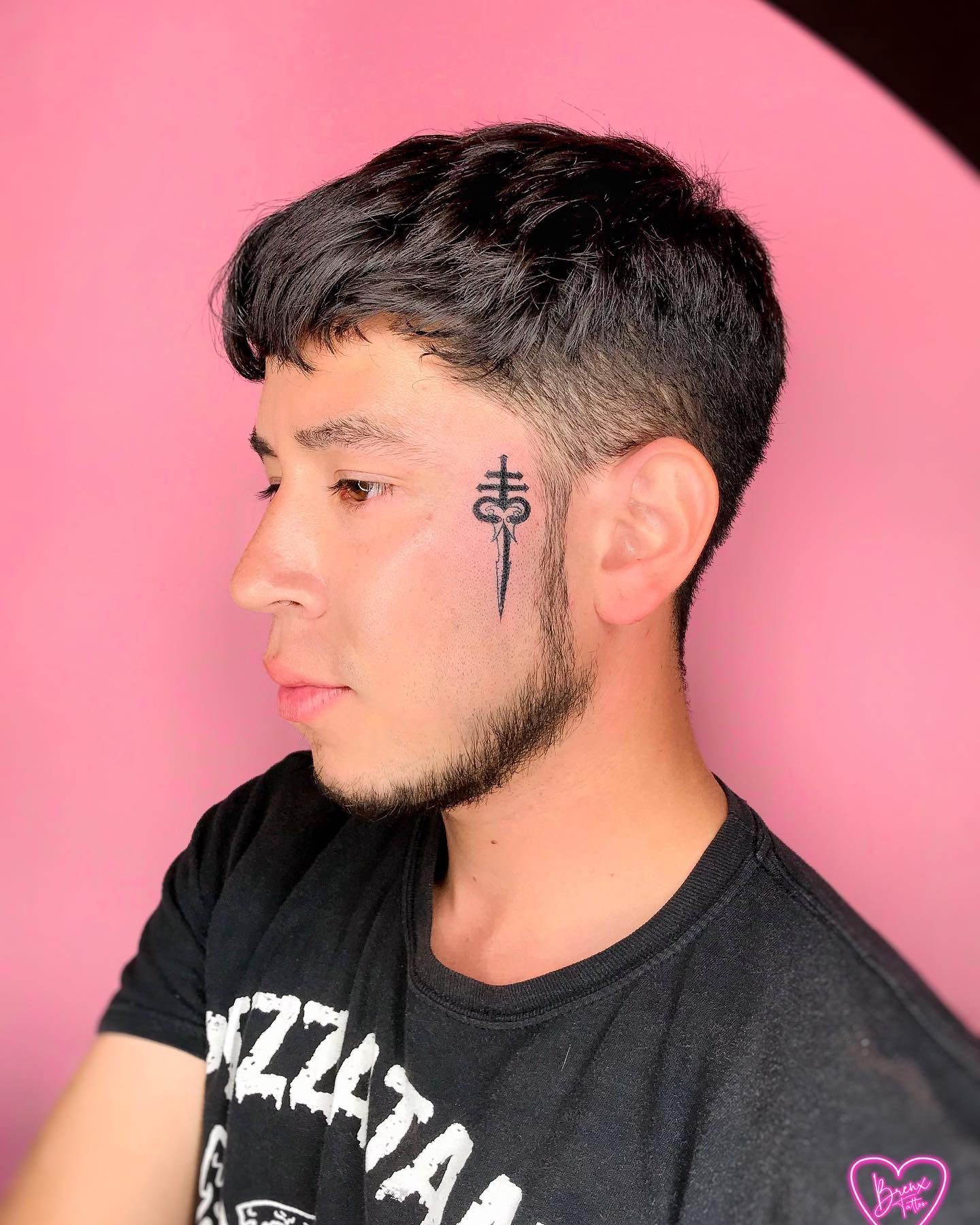 Tatuaje de cara de espada negra
