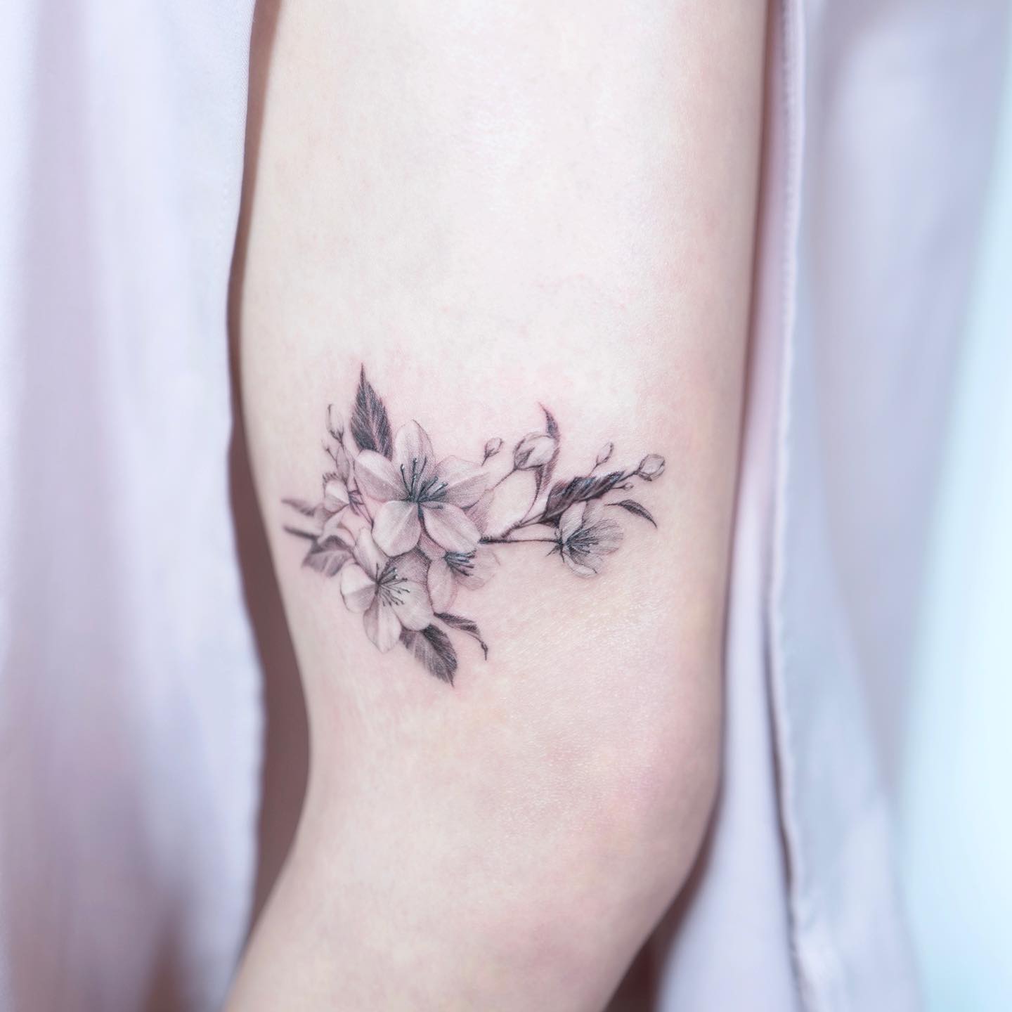 Tatuaje de Cerezo en flor de Tinta Negra