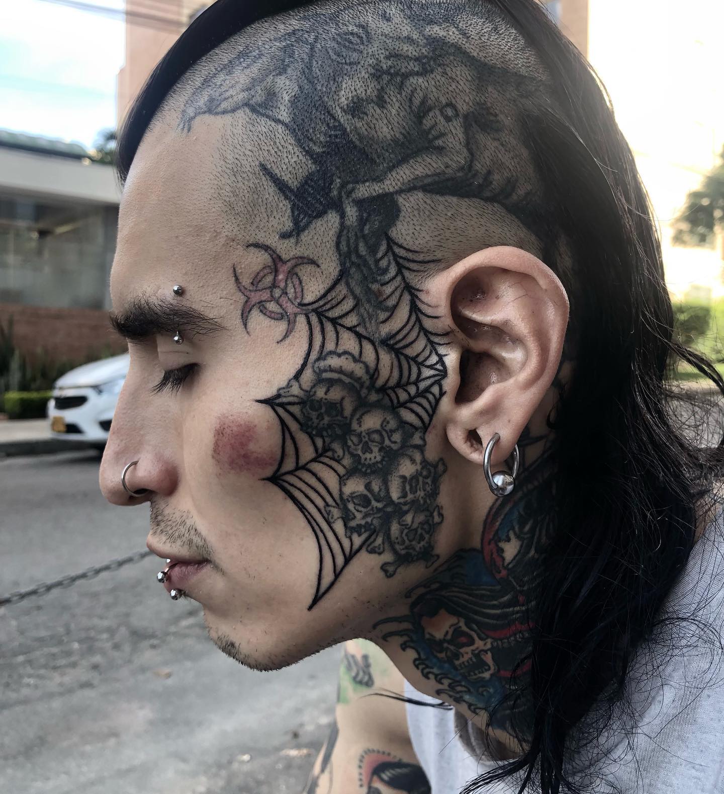 Tatuaje de cráneo negro en la cara