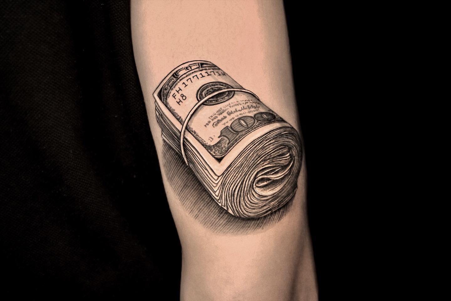 Tatuaje de dinero, billetes de dólar.