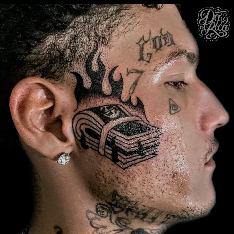 Tatuaje de Dinero Negro en la Cara