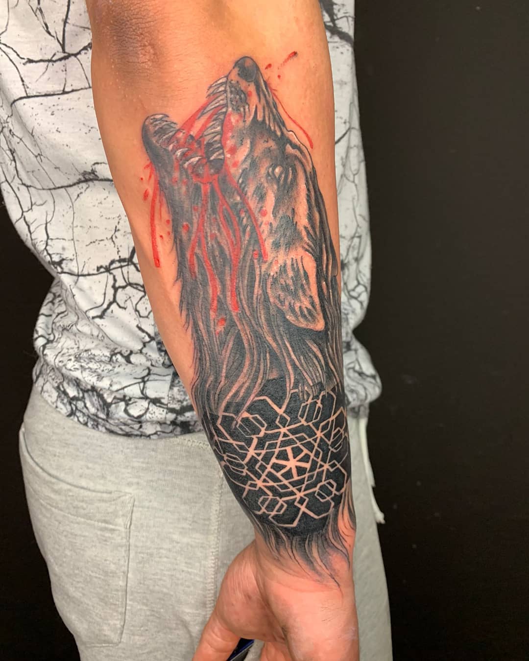 Tatuaje de Fenrir, el Lobo Rojo Aterrador.