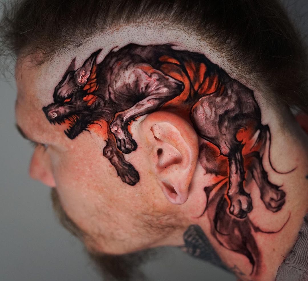 Tatuaje de Fenrir con cabeza colorida.