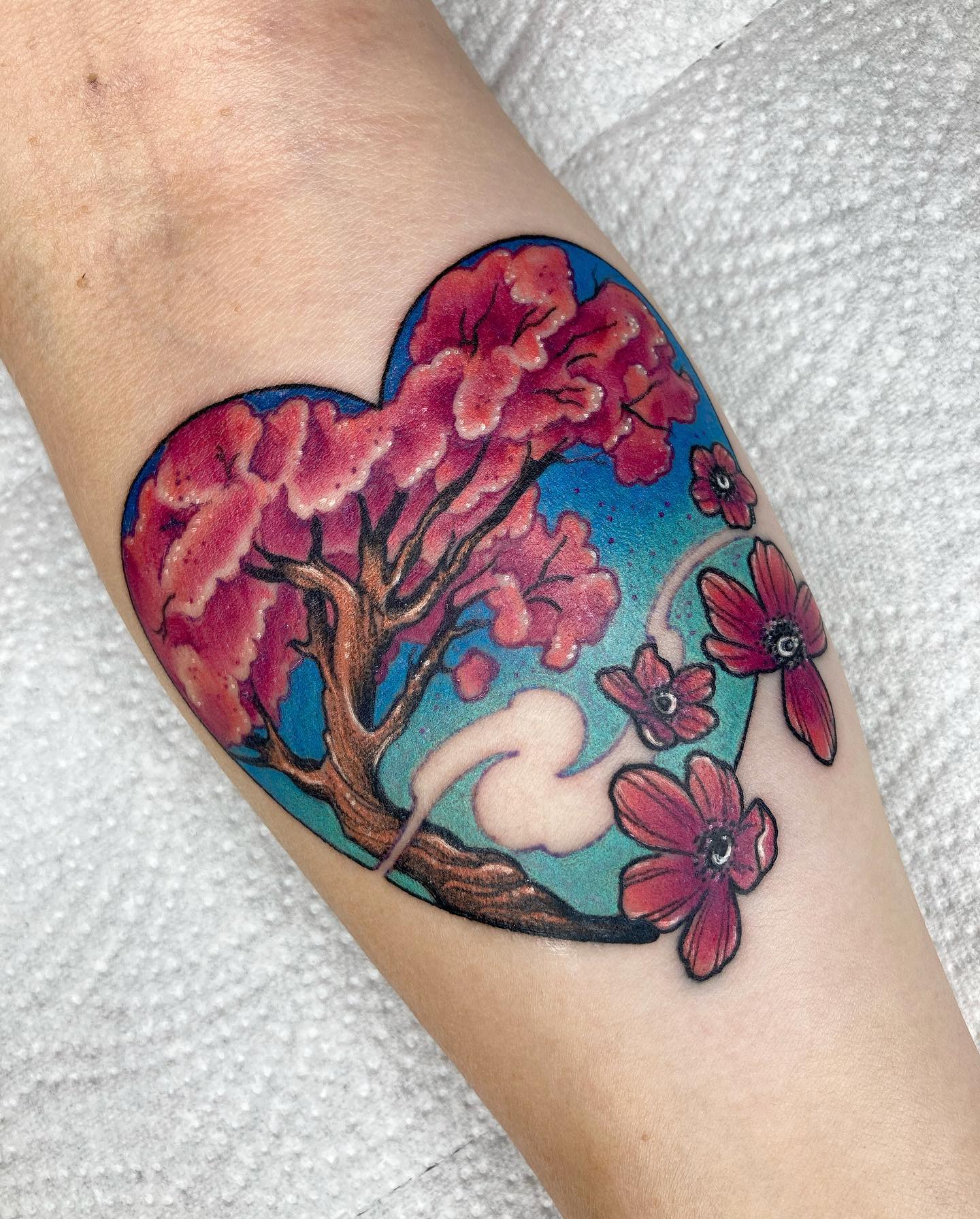 Tatuaje de flor de cerezo brillante y ruidoso