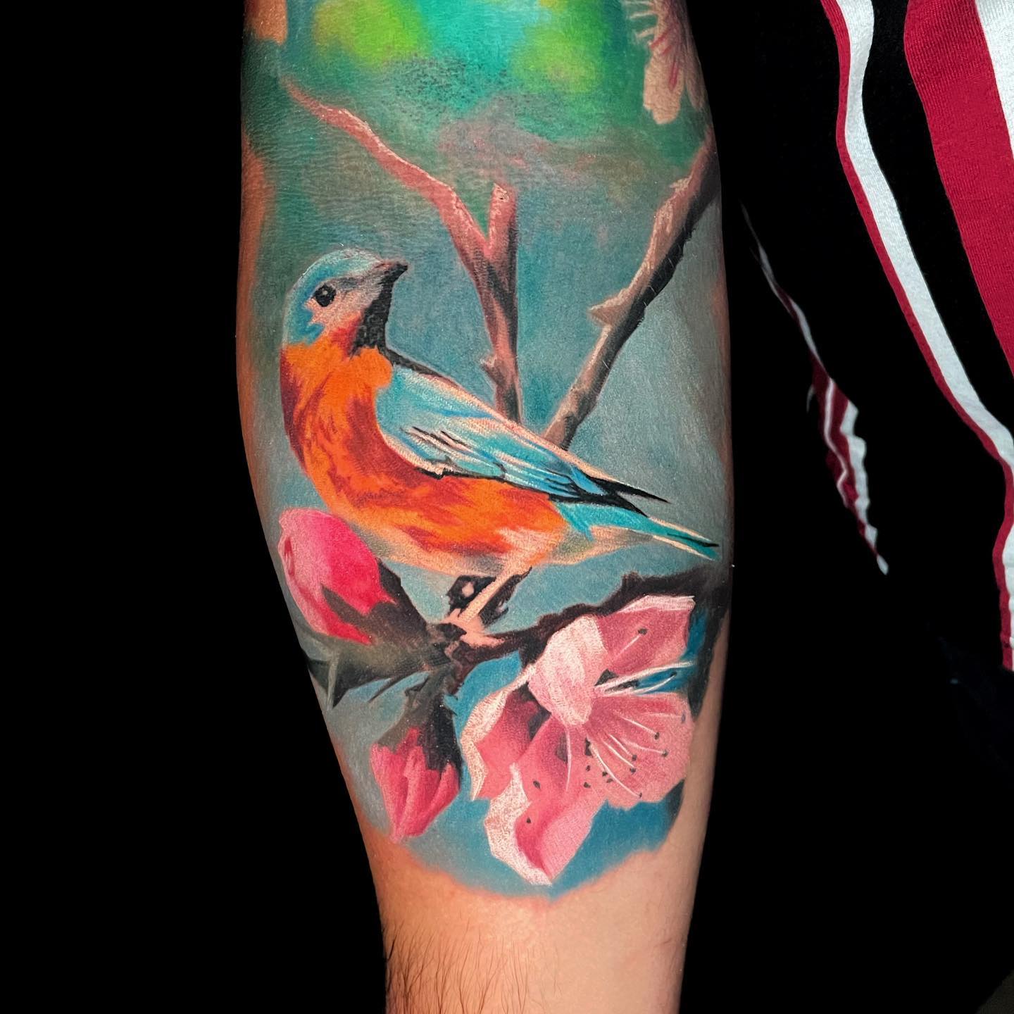 Tatuaje de flor de cerezo creativo y colorido.