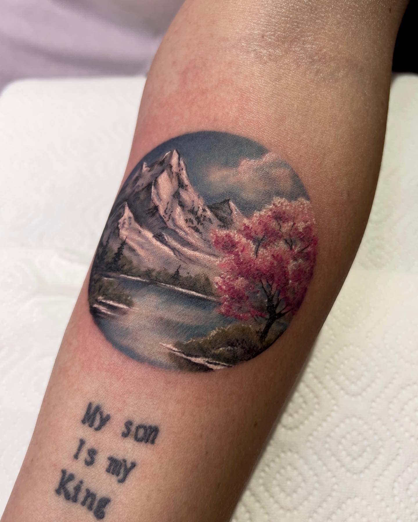 Tatuaje de flor de cerezo en el antebrazo.