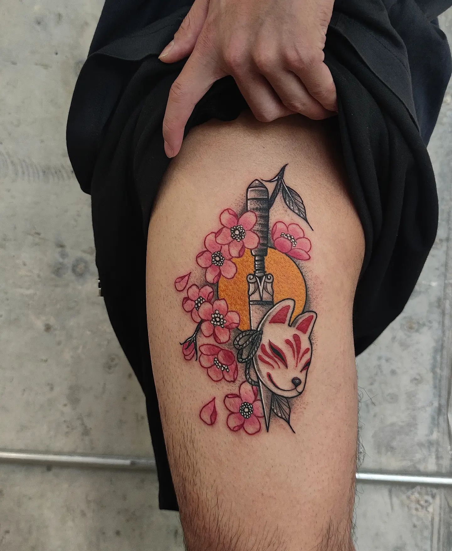Tatuaje de flor de cerezo en el muslo genial