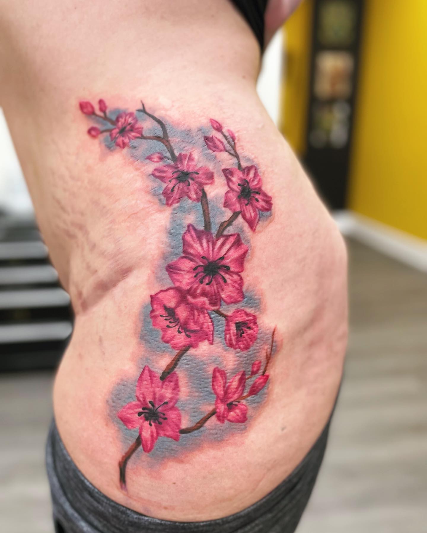 Tatuaje de flor de cerezo floral