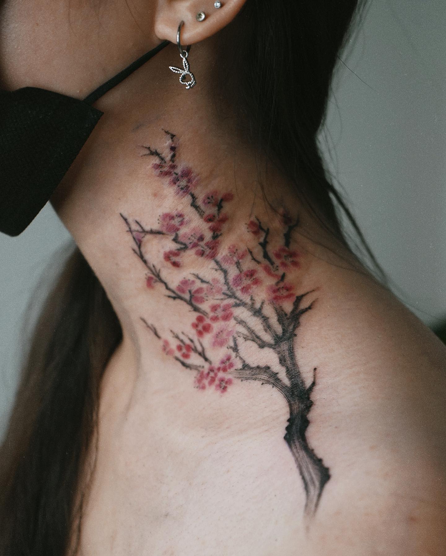Tatuaje de flor de cerezo fresco en el cuello