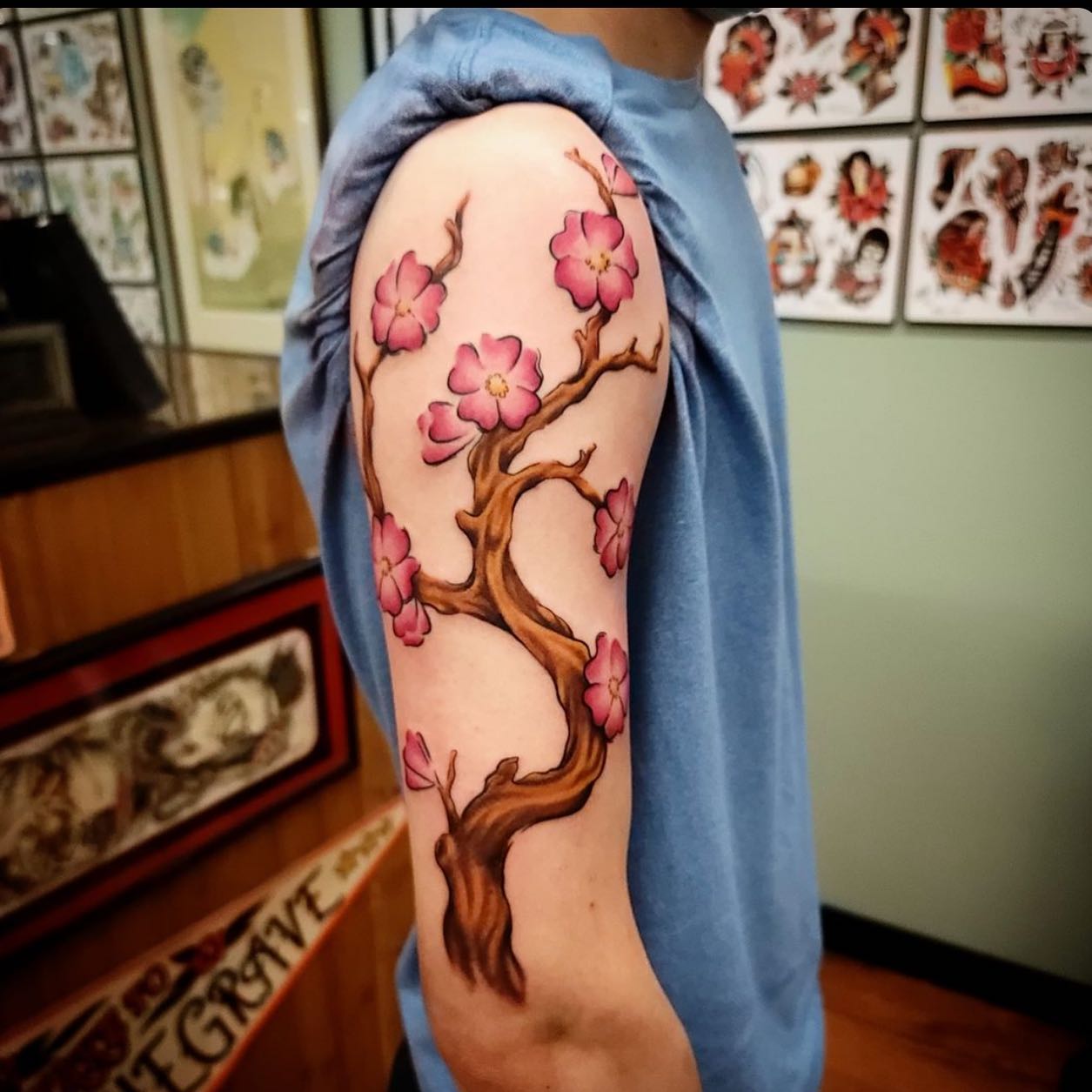 Tatuaje de flor de cerezo para chicos.