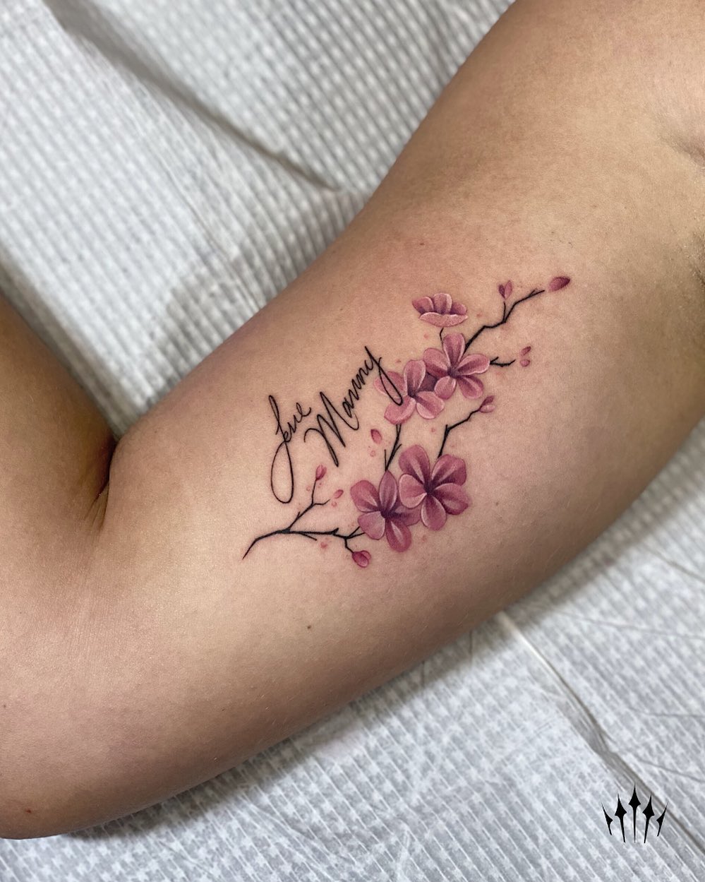 Tatuaje de flor de cerezo personalizado