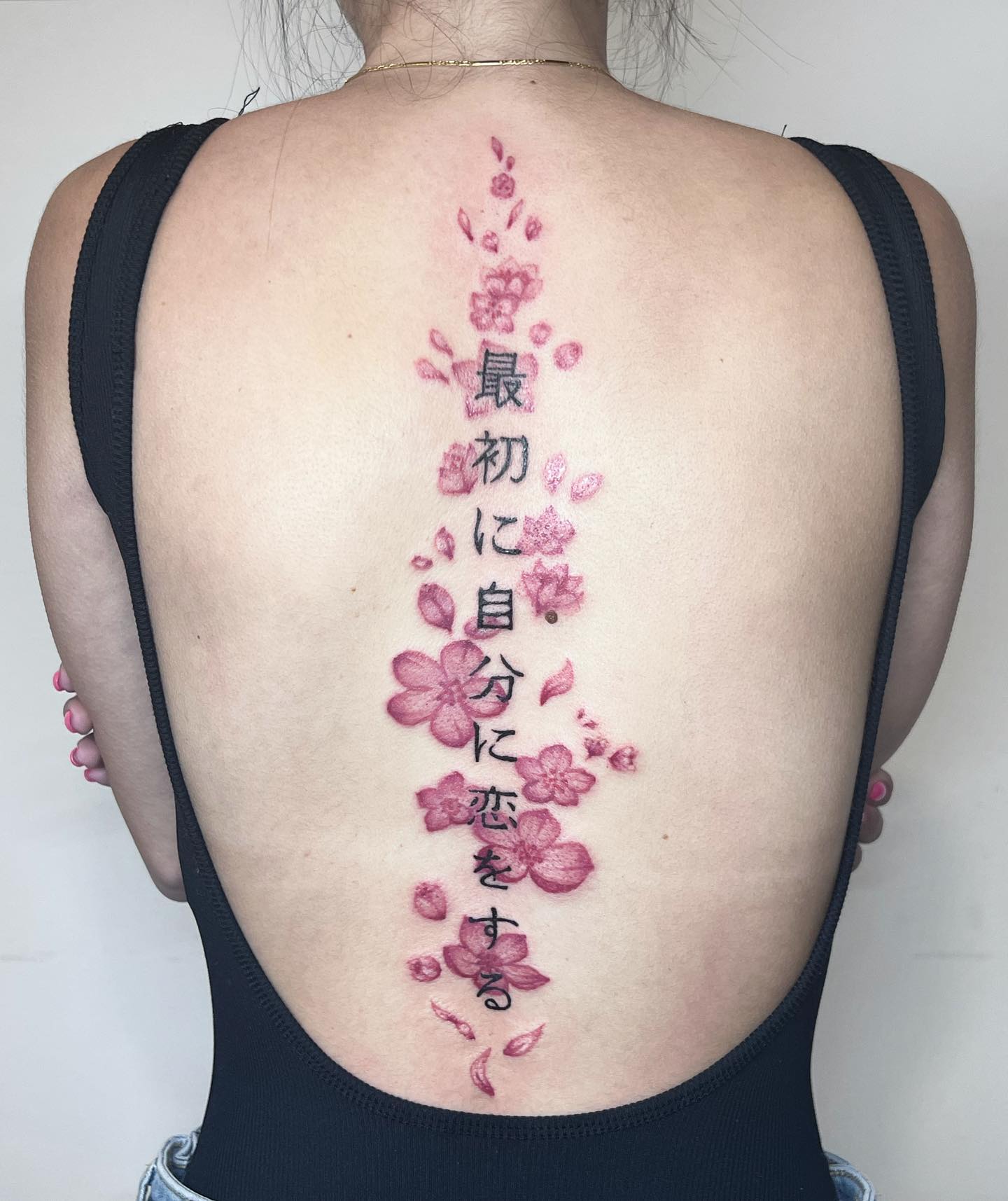 Tatuaje de flor del cerezo en la espalda.