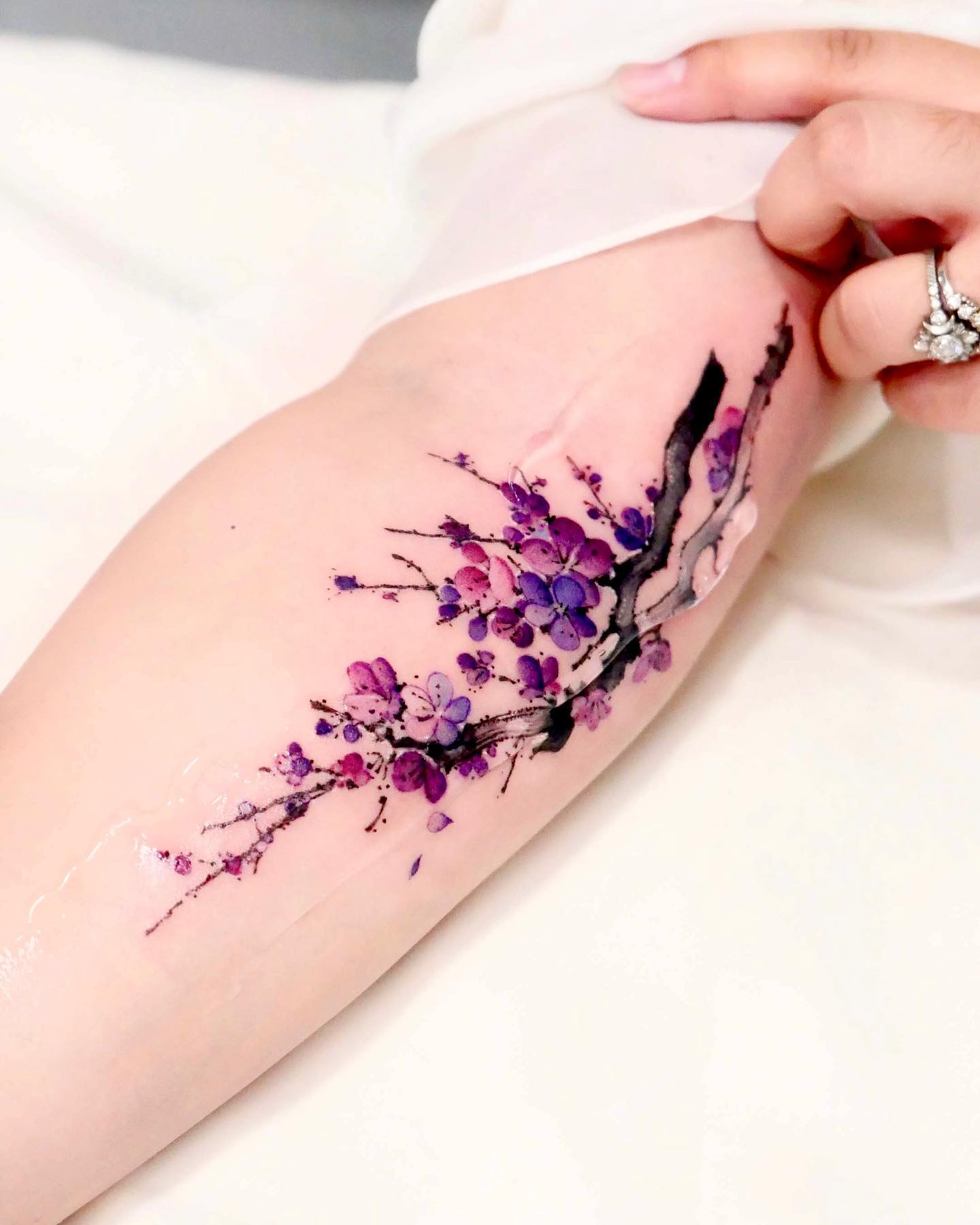 Tatuaje de flores de cerezo morado y rosa