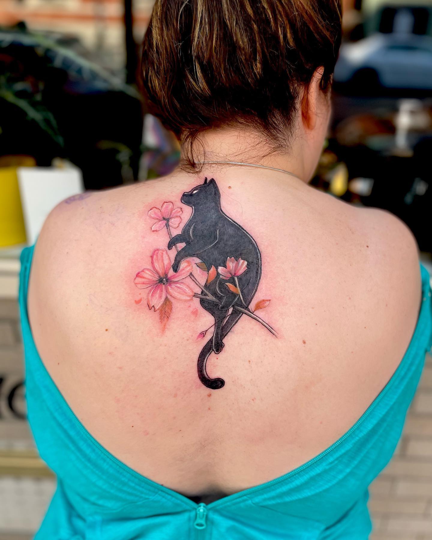 Tatuaje de Gato y Flor de Cerezo