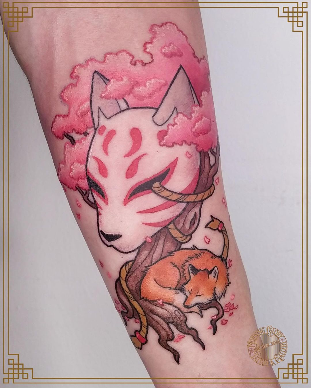 Tatuaje de kitsune inspirado en dibujos animados.